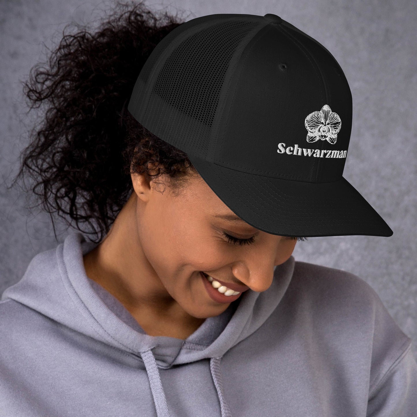 Black retro trucker hat with orchid emblem – Schwarzman
