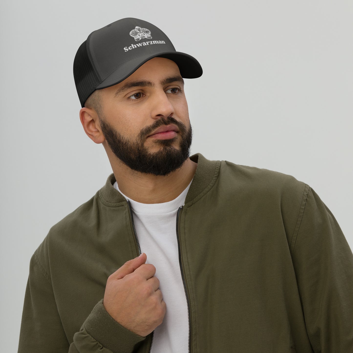 Charcoal retro trucker hat with orchid emblem – Schwarzman