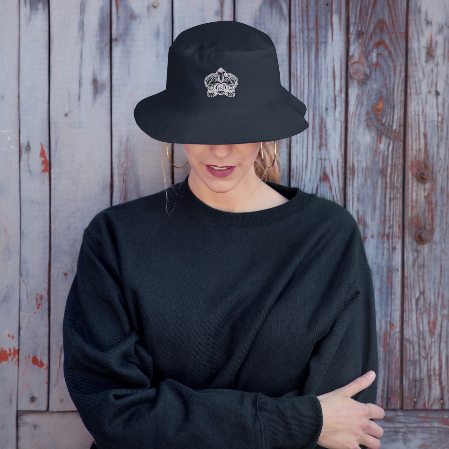 Navy bucket hat with orchid emblem – Schwarzman