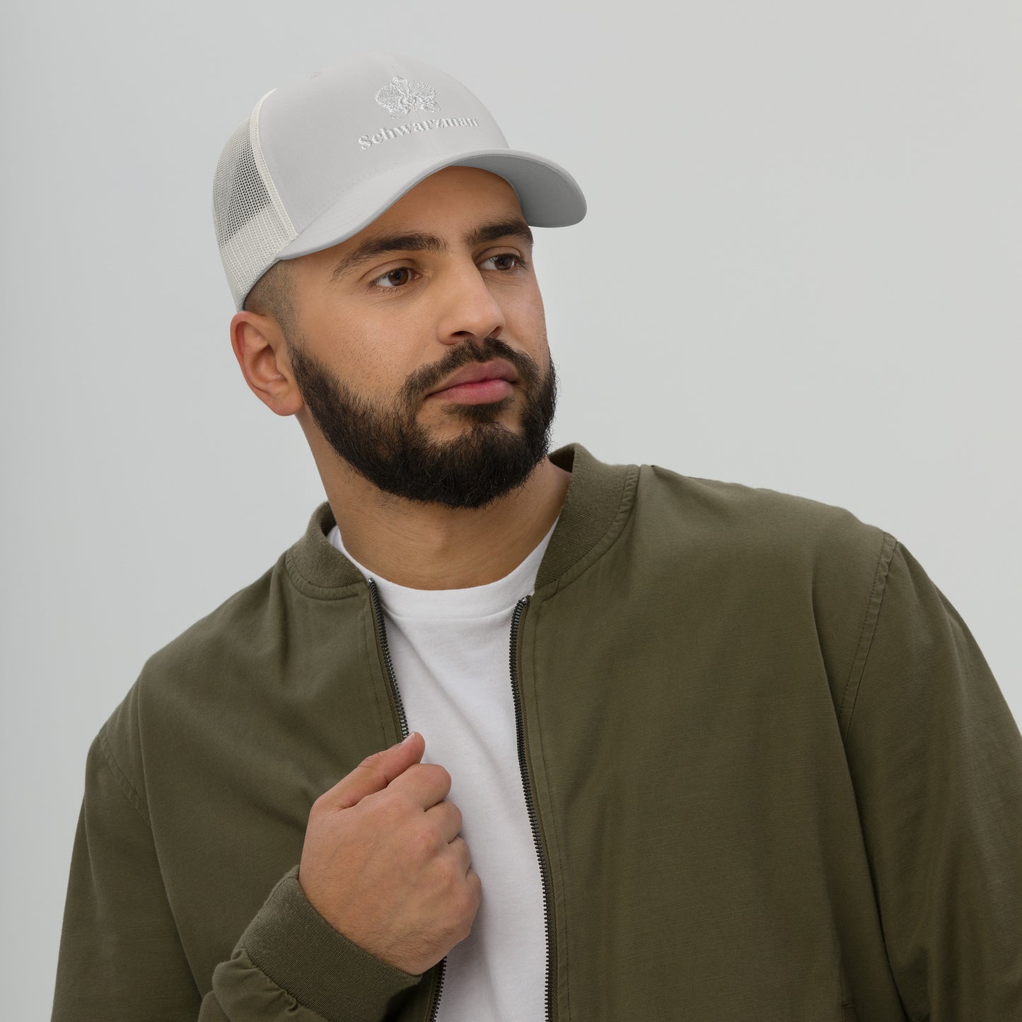 White silver retro trucker hat with orchid emblem – Schwarzman