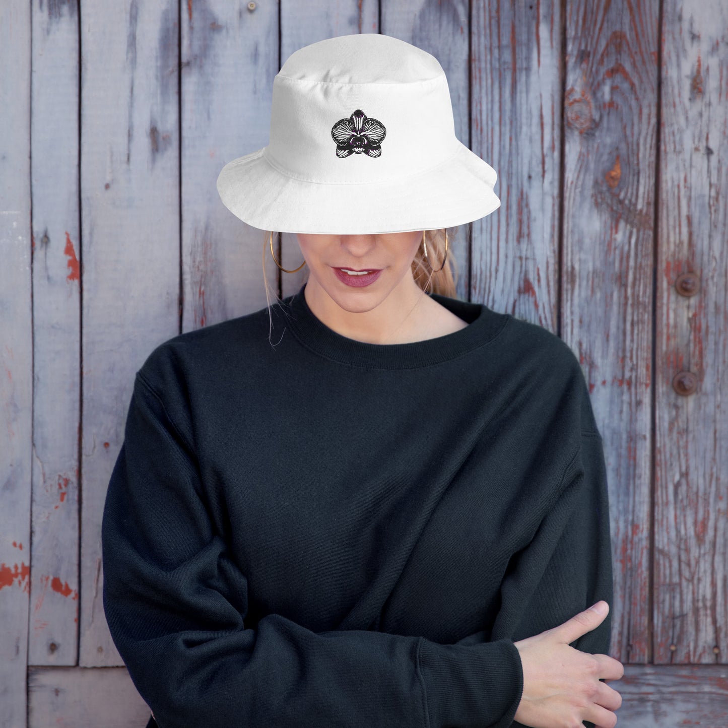 White bucket hat with orchid emblem – Schwarzman