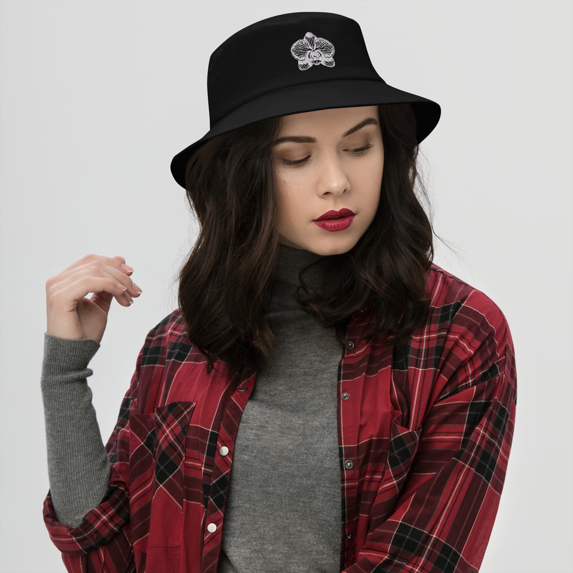 Black bucket hat  with orchid emblem – Schwarzman