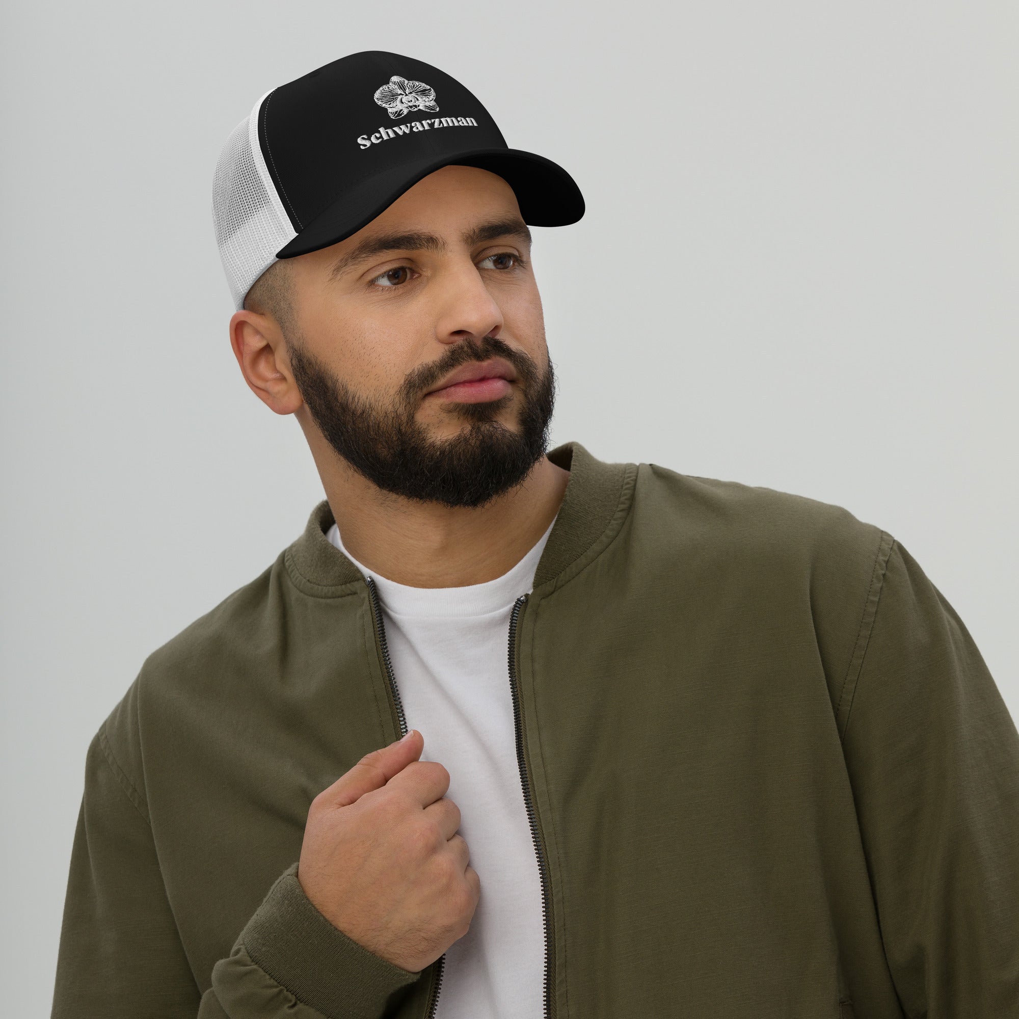 Black and white retro trucker hat with orchid emblem – Schwarzman